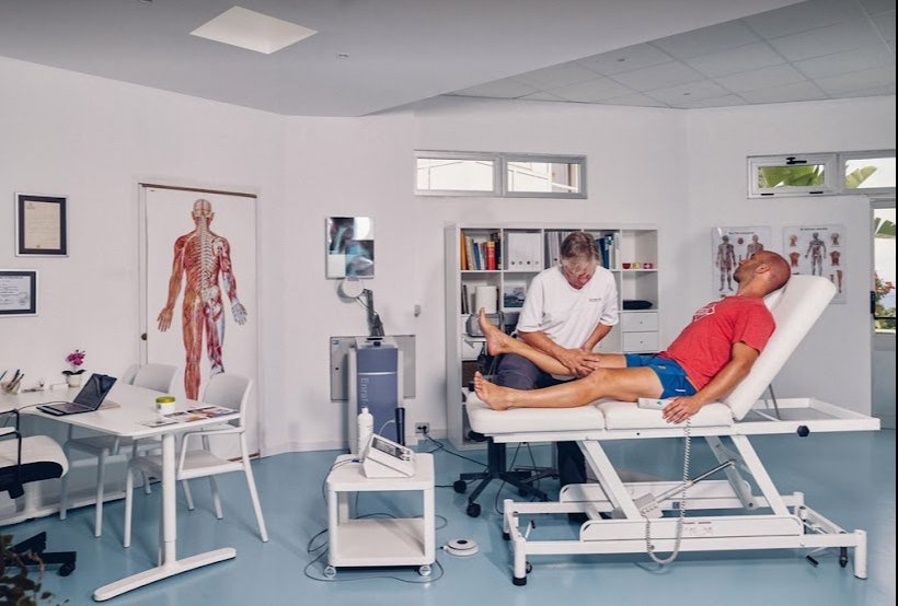 Hans Braun tratando a un paciente en su clínica de Tenerife